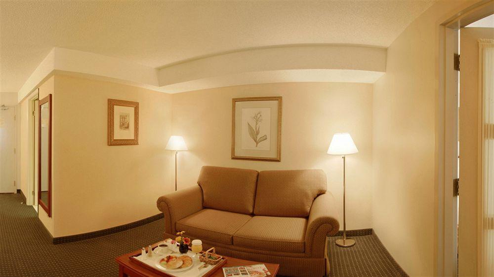 Holiday Inn Hotel & Suites London By Ihg Buitenkant foto