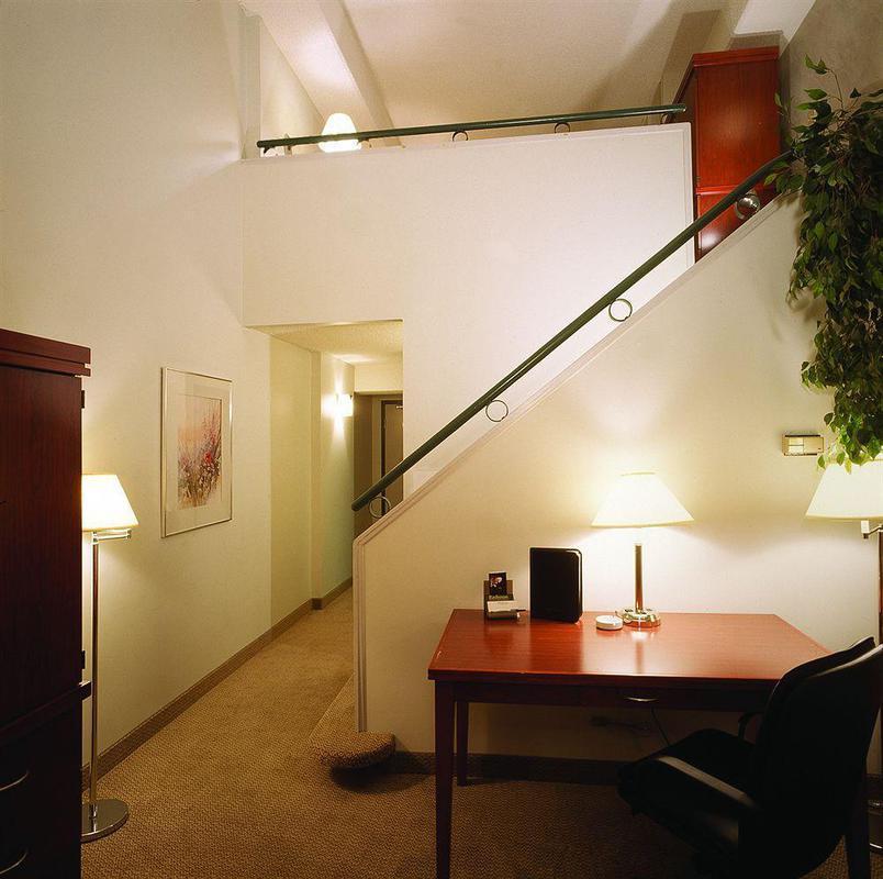 Holiday Inn Hotel & Suites London By Ihg Buitenkant foto