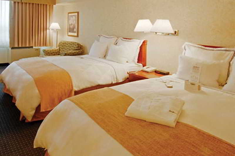 Holiday Inn Hotel & Suites London By Ihg Buitenkant foto