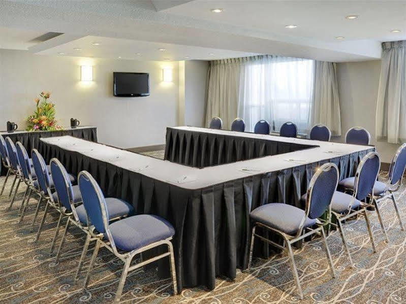 Holiday Inn Hotel & Suites London By Ihg Buitenkant foto